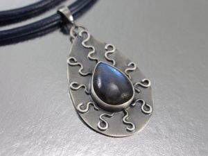 chileart biżuteria autorska labradoryt srebro oksydowane  wisior rzemień 